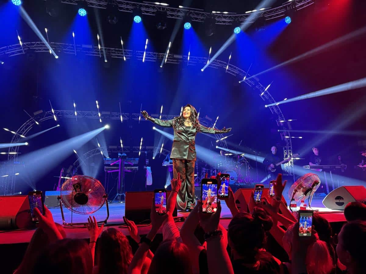 KRLAJICA BALKANSKE MUZIKE: Dragana Mirković na koncertu u prepunoj Areni Sofija dobila oskara za muzičku legendu svih vremena