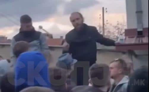 “HAJDE DA SAHRANIMO DECU, PA SPALITE GRAD” Sveštenik smirivao gnevne žitelje Kočana koji su krenuli da sruše kuću gradonačelnika (VIDEO)