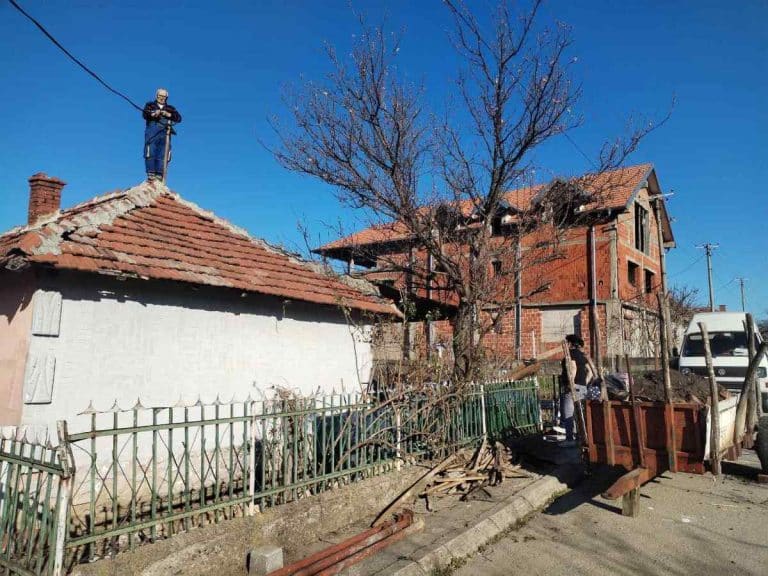 KOMŠIJE ZASUKALE RUKAVE: Maji izgorela kuća u požaru, svi se skupili da pomognu i srede joj dom (FOTO)