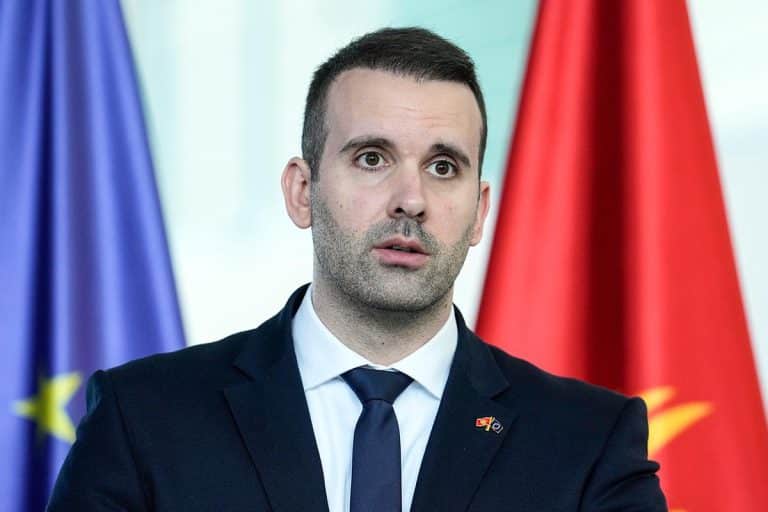 OŠTEĆEN AUTO IZ PRATNJE MILOJKA SPAJIĆA: Udes u Podgorici, vozilu pričinjena velika šteta (VIDEO)