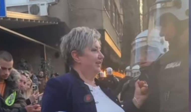 SEBE SMATRA APOLITIČNOM A ONDA SE POJAVIO SNIMAK Ovako je govorila niška dekanka koja je na protest došla s jajima, žena koja je zazidala dekanat zbog promaje?!
