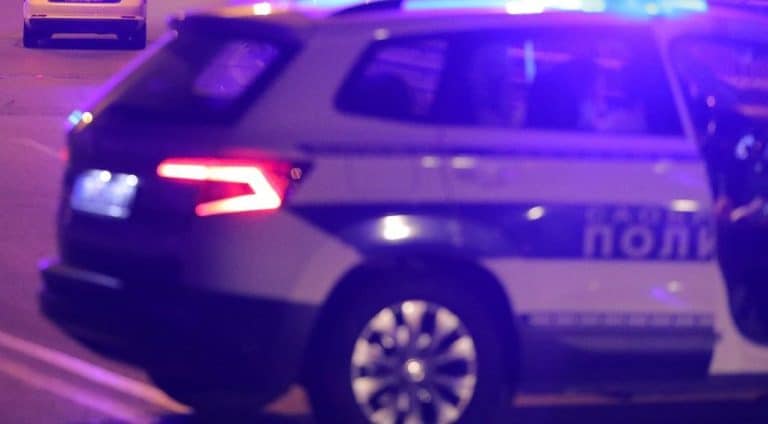LAJKOVAČKA POLICIJA ZAUSTAVILA DAČIJU, UNUTRA GOSPODIN OD 72! A onda se policajac sagnuo ispod sedišta, imao šta i da vidi?!