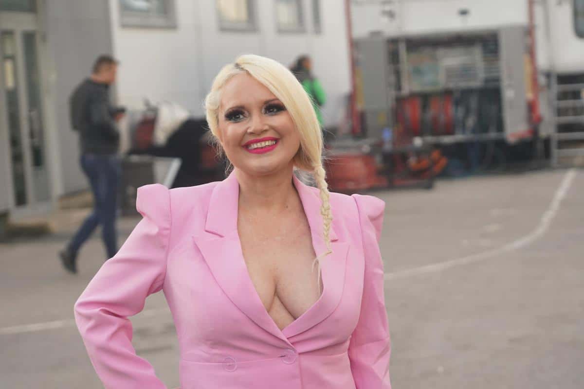 MAJA NIKOLIĆ SE OFARBALA U CRVENO! Fanovi u šoku zbog velike promene, evo kako izgleda (FOTO)