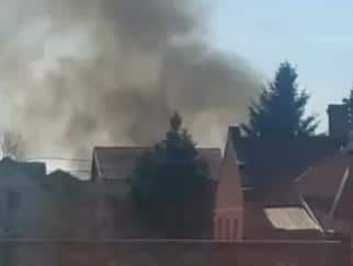 DRAMA U VETERNIKU, IZBIO VELIKI POŽAR: Vatrogasci pokušavaju da obuzdaju vatru, gust crni dim se širi naseljem (VIDEO)