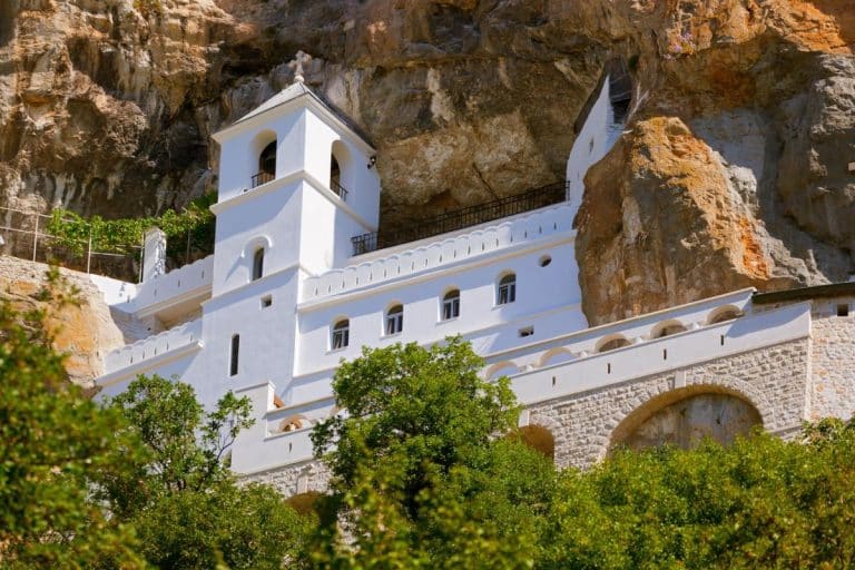 Njihova noga ne može da kroči na Ostrog: Na ovom svetom mestu poštuju se stroga pravila, a jedno nikako ne smete da uradite