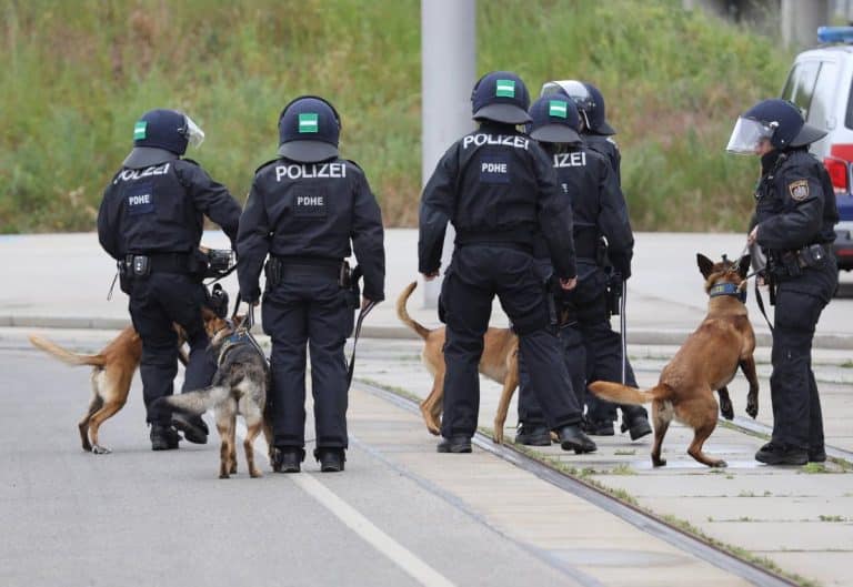 VANREDNO STANJE U BEČU ZBOG SRBA: Austrijska policija u nikad većem broju na ulicama i oko stadiona