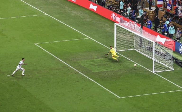 DVOSTRUKI ARŠINI – ISPLIVAO SNIMAK KOJI ĆE IZAZVATI VELIKU BURU: Alvarezu je poništio gol, a Mesiju je u finalu Mundijala progledao kroz prste!