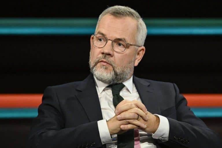 ALBANSKI LOBISTA I PRIJATELJ SRPSKE OPOZICIJE KONAČNO DOBIO ORDEN KOJI ZASLUŽUJE Predsednica lažne države Kosovo odlikovala Mihaela Rota
