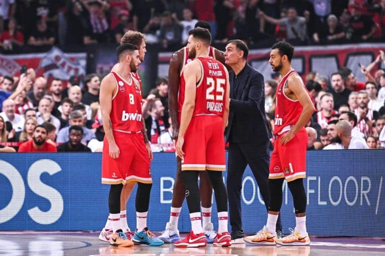 HAOS U OLIMPIJAKOSU PRED DOLAZAK ZVEZDE: Igrači se umalo potukli međusobno – Vezenkov ih razdvajao!