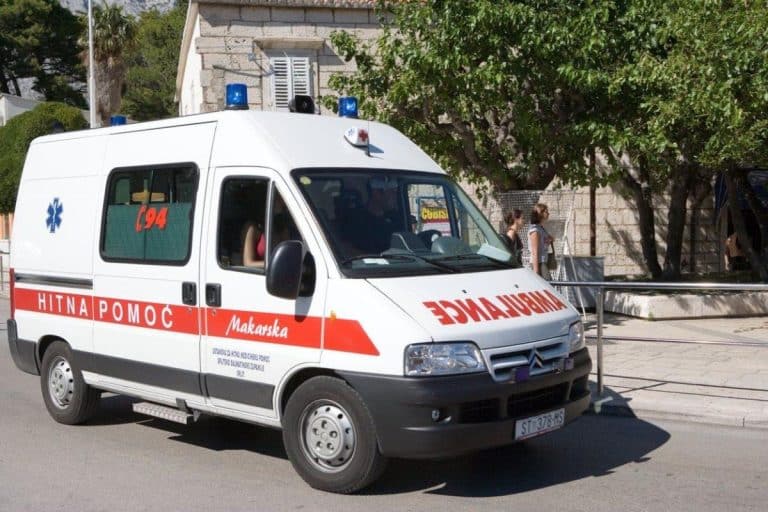 KAMION SE ZABIO U KUĆU! Čovek zatrpan cigalama, vlasnica opisala detalje užasa: “Izašla sam i počela da vičem” (FOTO)