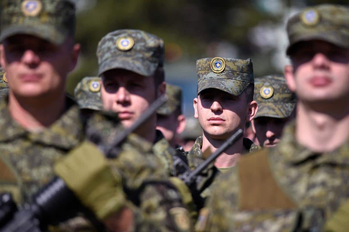 KURTIJEV MINISTAR ZVECKA ORUŽJEM! Iz Prištine otvoreno prete: Naša vojska može protiv Srbije i bez Kfora!