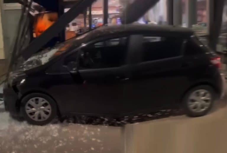 TEŠKA SAOBRAĆAJKA U SARAJEVU! Automobil se zakucao u kafić na benzinskoj pumpi, u vozilu bile dve devojke!