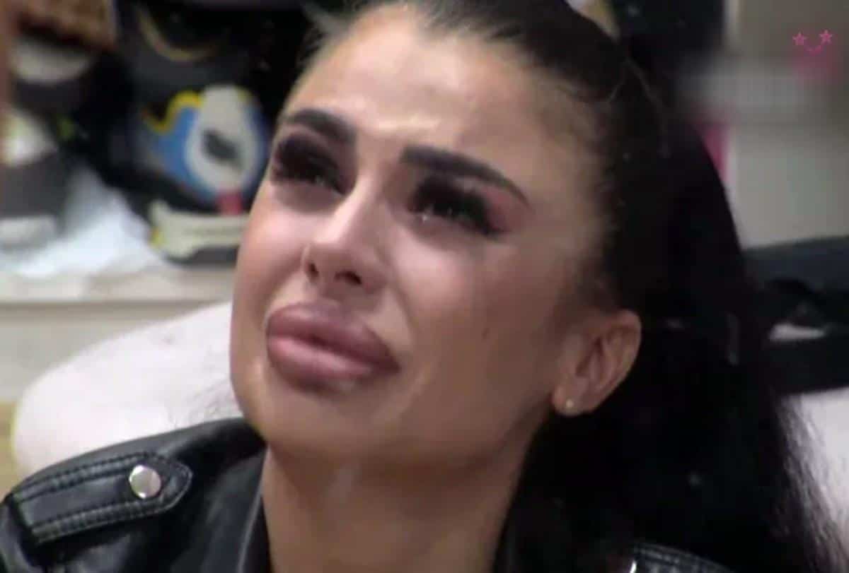 SANJA GRUJIĆ POKAZALA GOLE GRUDI JANJUŠU, A KAD ČUJETE RAZLOG NEĆE VAM BITI DOBRO! Isplivali rani radovi starlete, sve objavljeno javno  (FOTO)