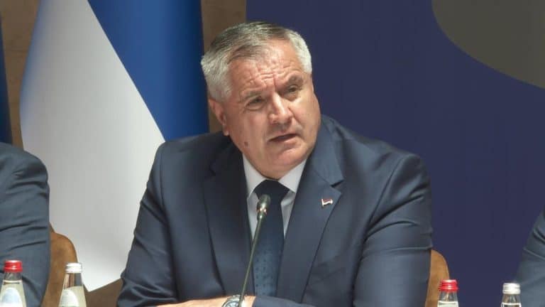 “NE PLAŠIM SE, TO JE POLITIČKI PROGON” Premijer Višković kaže da će putovati van Republike Srpske i BiH uprkos poternici za njim, Dodikom i Stevandićem