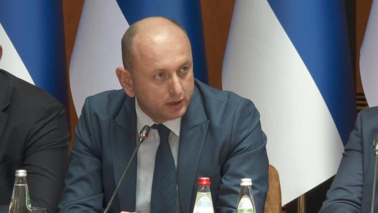 JAKA PORUKA MILANA KNEŽEVIĆA: “Neće nas nemački ambasador svađati sa Trampom!” Pomenuo je i Mila