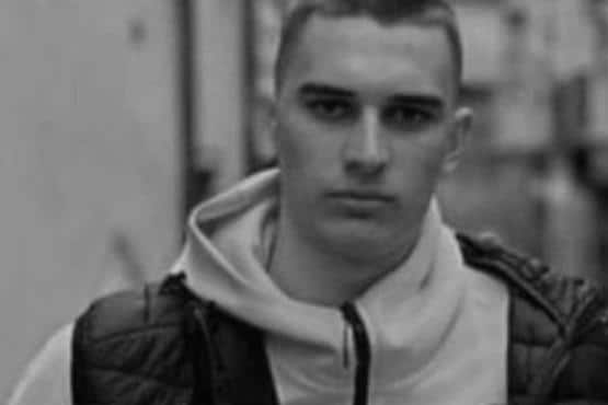 SUZE U SUDNICI TOKOM EMOTIVNIH SVEDOČENJA PRIJATELJA: “Naslonio se na mene, izdahnuo mi je u rukama”