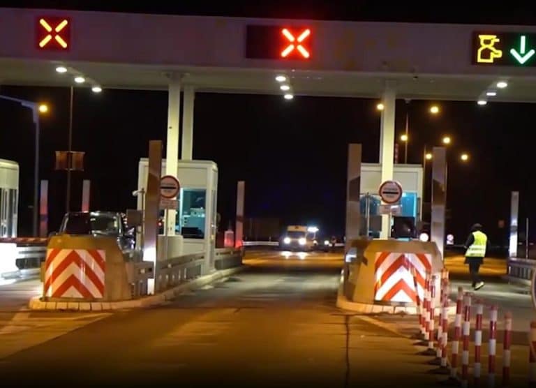 ZA PRELAZ NA POJEDINIM TERMINALIMA ČEKA SE SATIMA: Presek stanja tokom večeri na putevima u Srbiji