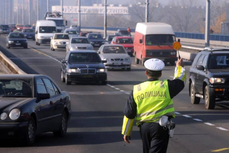 Policija utvrdila da za 7 dana čak 7.000 ljudi nije vezalo pojas! Čak 500 dece nepropisno prevoženo! Stručnjaci apeluju: Udar u zid je kao pad auta sa 4.sprata!