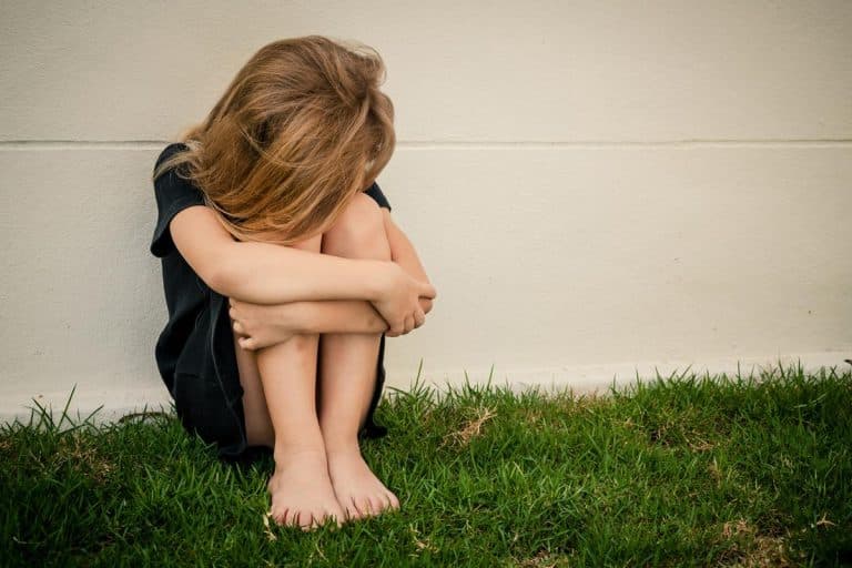 HOROR! UHAPŠENI MAJKA I OČUH MONSTRUMI SA PALILULE: Devojčica (7) pronađena u kući strave sa podlivima i opekotinama od cigareta po telu!