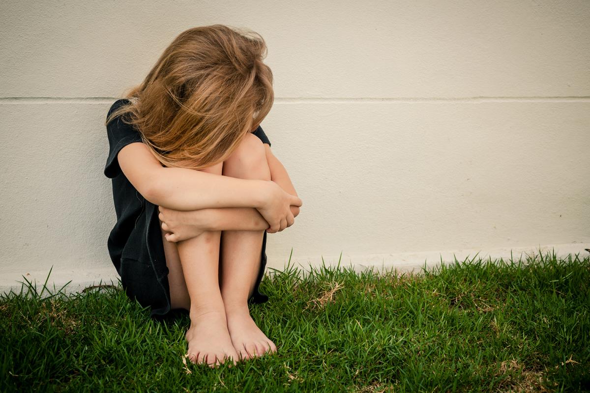 HOROR! UHAPŠENI MAJKA I OČUH MONSTRUMI SA PALILULE: Devojčica (7) pronađena u kući strave sa podlivima i opekotinama od cigareta po telu!