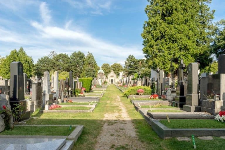 Zbog čega peremo ruke posle dolaska sa groblja? Crkva je objasnila poreklo ovog običaja