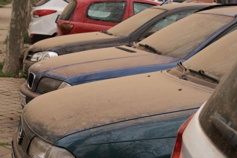 (MAPE) Automobili u Srbiji prekriveni narandžastom prašinom! Oglasili se meteorolozi i objasnili ovu pojavu: Nakon prodora hladnog fronta, sledi novi fenomen