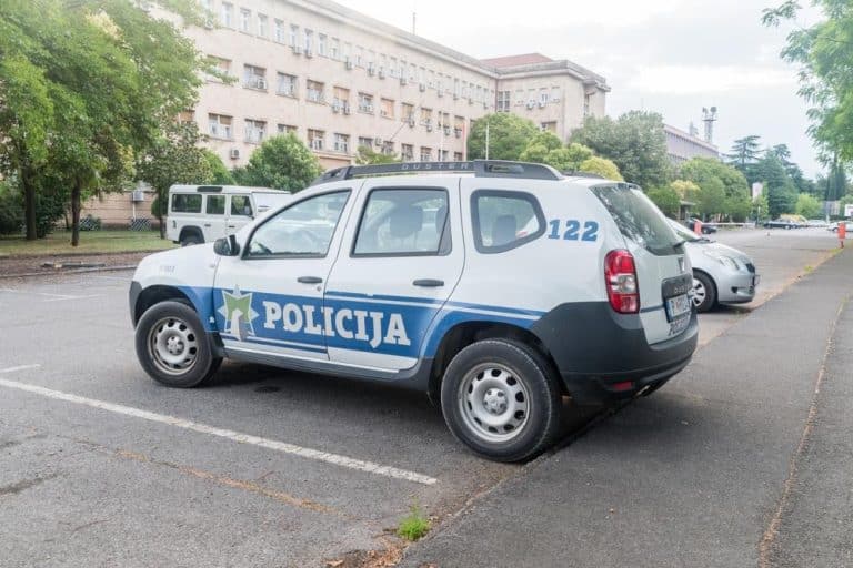 UČENIK ŠKOLE NA CETINJU PRETIO DA ĆE PUCATI?! Prijavio ga direktor, deca ne idu u školu