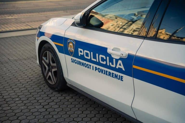DRAMA! U IZGORELOM AUTU PRONAĐENA ŽENA: Muškarac koji je možda bio sa njom pokušao da se baci pod kamion!