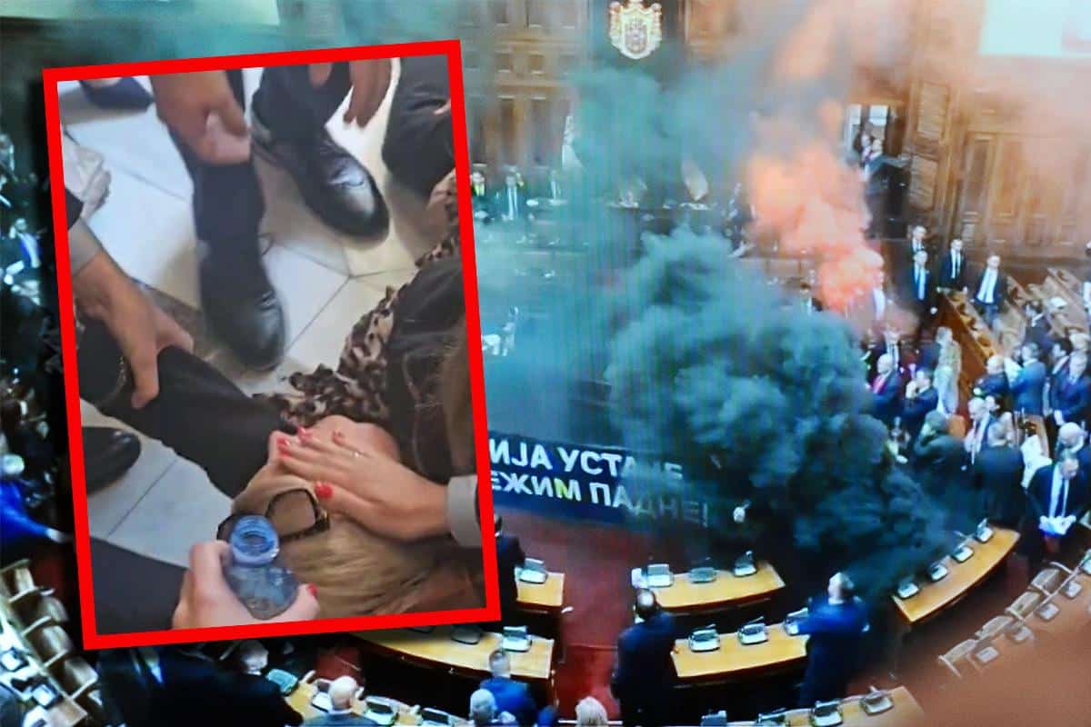 (VIDEO) POSLANICA NARODNE SKUPŠTINE DOBILA MOŽDANI UDAR – POGODILI JE DIMNOM BOMBOM U GLAVU! Šok u Narodnoj skupštini: Jasmini Obradović se bore za život!
