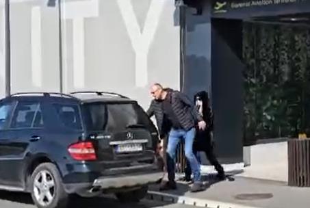OTKRIVAMO! Ko je snaja pokojnog Saše Popovića koja s porodicom doputovala iz Pariza (FOTO/VIDEO)