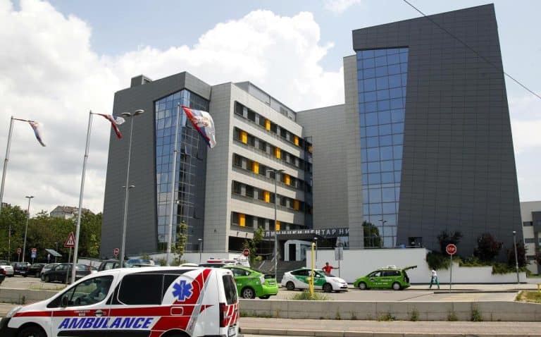 DEČAK KOJEG SU VRŠNJACI MUČILI U VRANJU POKUŠAO DA SE OTRUJE: Trinaestogodišnjak popio 20 tableta za smirenje, lekari iz Niša ga jedva otrgli od smrti!