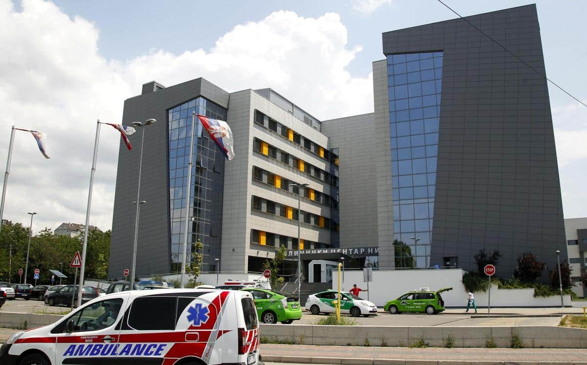DEČAK KOJEG SU VRŠNJACI MUČILI U VRANJU POKUŠAO DA SE OTRUJE: Trinaestogodišnjak popio 20 tableta za smirenje, lekari iz Niša ga jedva otrgli od smrti!