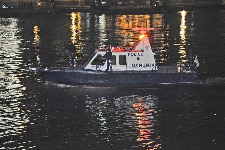PRODUBLJUJE SE MISTERIJA O DEVOJČICI PRONAĐENOJ U SAVI Telo malene pronađeno zakačeno za splav, očevici opisali scene užasa: “Ko zna koliko je dugo bila tu…”