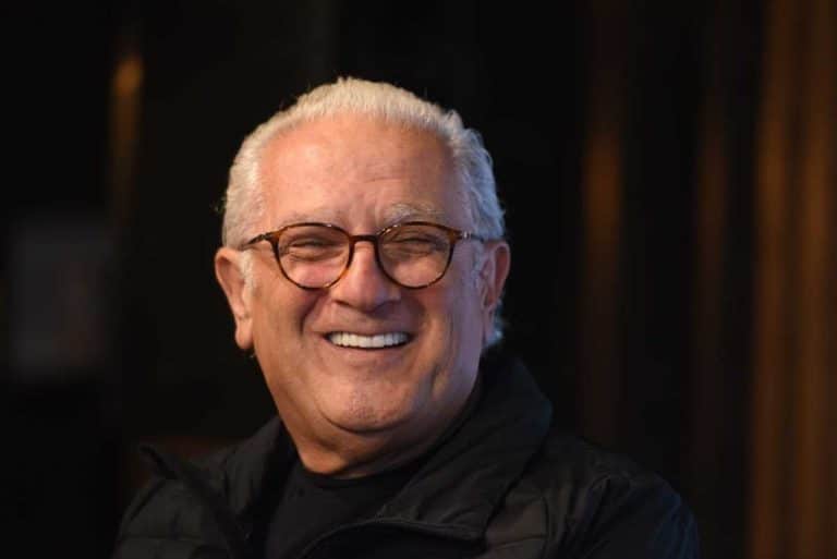 ŽELJKO SAMARDŽIĆ VUČE KOFERE PO GRADSKOM PREVOZU, A NIKO DA MU POMOGNE! Na rancu mu visi ofinger, a svi šokirani ovim prizorom