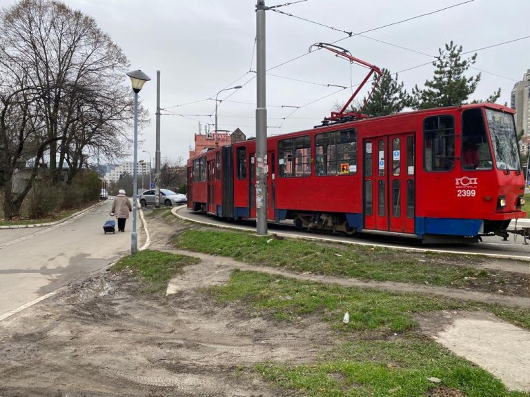 VOZAČ PRIŠAO ČOVEKU KOJI JE SEDEO U TRAMVAJU, PA SHVATIO DA JE MRTAV: Užas na Novom Beogradu, telo poslato na obdukciju