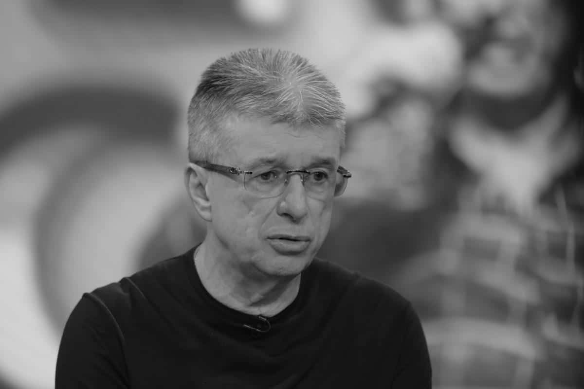“IMAM NEIZDRŽIVE BOLOVE, JAKO ME BOLE NOGE” Kum Saše Popovića izneo potresne detalje o poslednjim danima estradnog maga (FOTO)