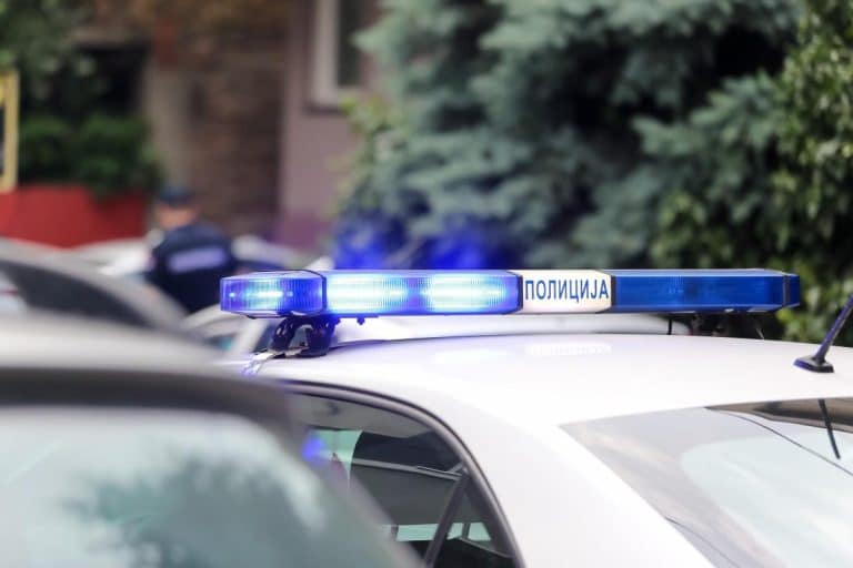BRUTALNO PRETUKAO DEDU NA NOVOM BEOGRADU! Nasrnuo bez razloga na čoveka koji je krenuo na pijacu, udarao ga i šutirao!