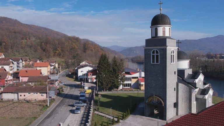 OGROMNO DRVO PALO I PREPREČILO PUT! Incident u Bajinoj Bašti (FOTO)
