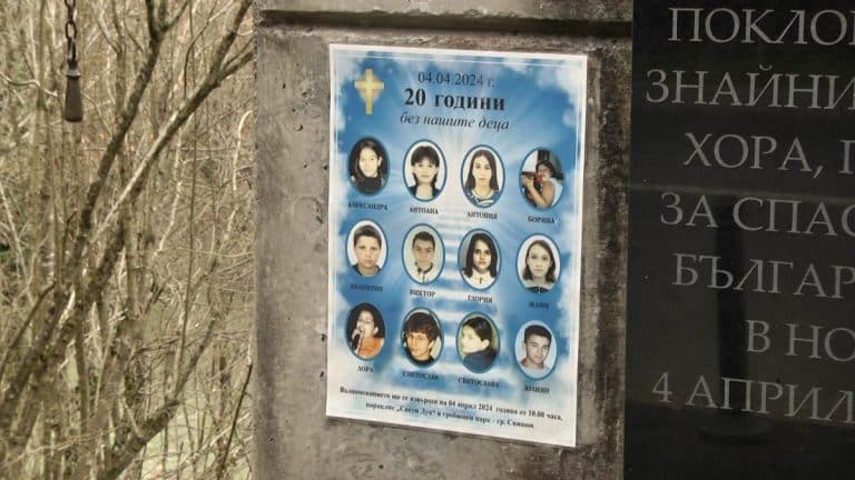 “LIM JE UZEO DECU, ALI NE I NAŠU LJUBAV PREMA NJIMA” Autobus pun učenika sleteo u reku, poginulo 12 osnovaca: Obeležena 21. godišnjica od tragedije (FOTO)