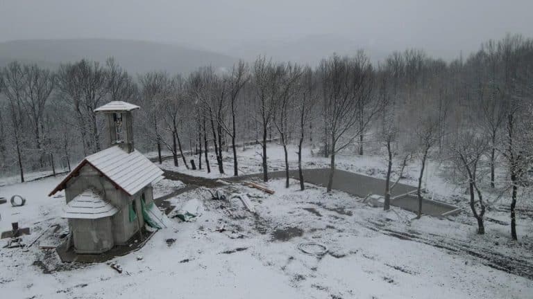 PLJUSAK SNEGA U BEOGRADU, U OVIM DELOVIMA SRBIJE PAŠĆE I DO 10 CM! Pogledajte mećavu usred proleća! Oglasio se RHMZ sa najnovijim upozorenjem (video)