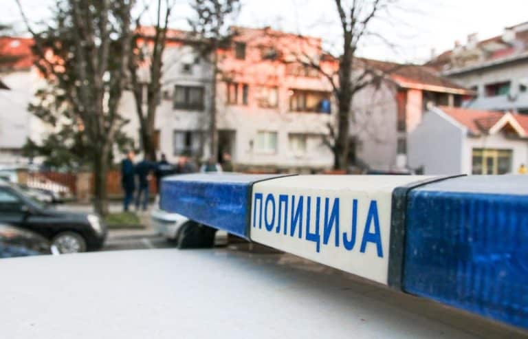 NEČUVENO RAZBOJNIŠTVO NA KARABURMI: Zaskočio čoveka, napao i opljačkao kod pekare pa ga ostavio da leži nasred ulice! Koristio i elektro-šoker?!