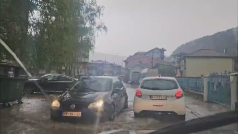 SILNA KIŠA SRUČILA SE NA PRIJEPOLJE Ulice pod vodom: Ovako nešto nismo videli godinama! Voda je bukvalno za pet minuta došla do praga radnje (VIDEO)