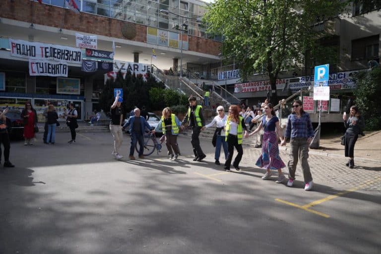 ŠAČICA BLOKADERA I DALJE DRŽI RTS POD OPSADOM VEĆ 13. DAN: Osuli se zbog kiše i lošeg vremena, a ono što se zbilo u četvrtak ujutru je bez presedana