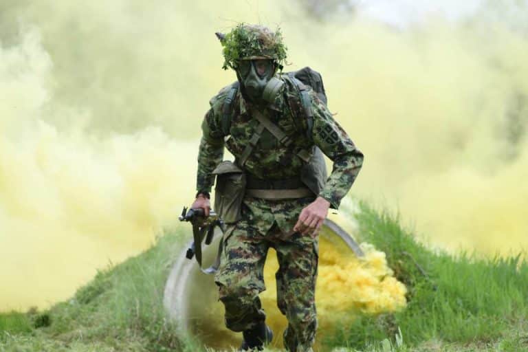 TAKTIČKI ZADACI, PRIMENA VEŠTINA, PRAVILNO RUKOVANJE OPREMOM Provera obučenosti martovske generacije vojnika u Somboru, Valjevu i Leskovcu (FOTO)