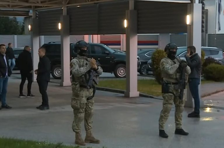 TENZIJE U SARAJEVU: Specijalci Srpske ispred administrativnog centra Vlade, pojavilo se i vozilo Eufora (VIDEO, FOTO)