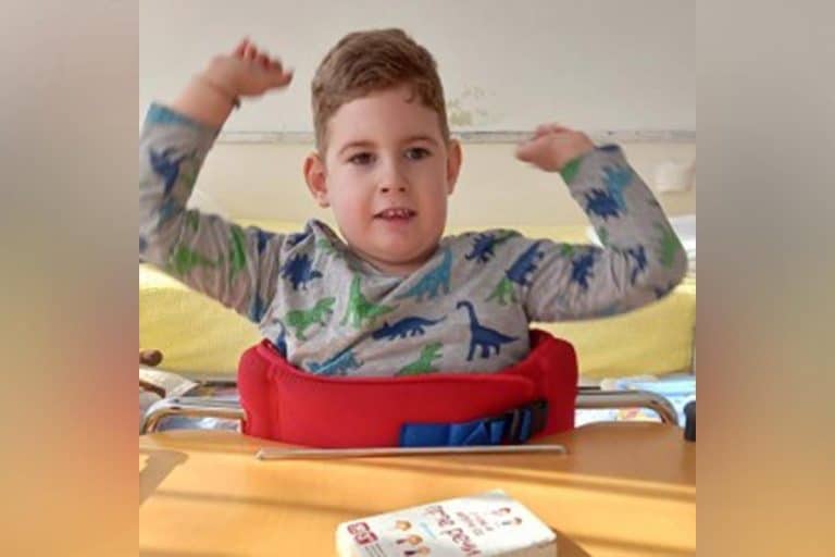 POMOZIMO METODIJU (5) DA PROHODA! Od rođenja traje borba mališana i njegove samohrane majke – potrebna im je naša pomoć! Naše malo, za njih je mnogo