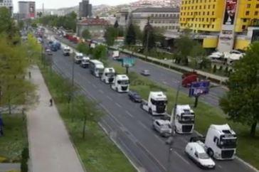 NAJAVILI MOGUĆU BLOKADU SVIH PUTEVA U BiH Protest vozača kamiona u Sarajevu, 500 vozila prošlo gradom