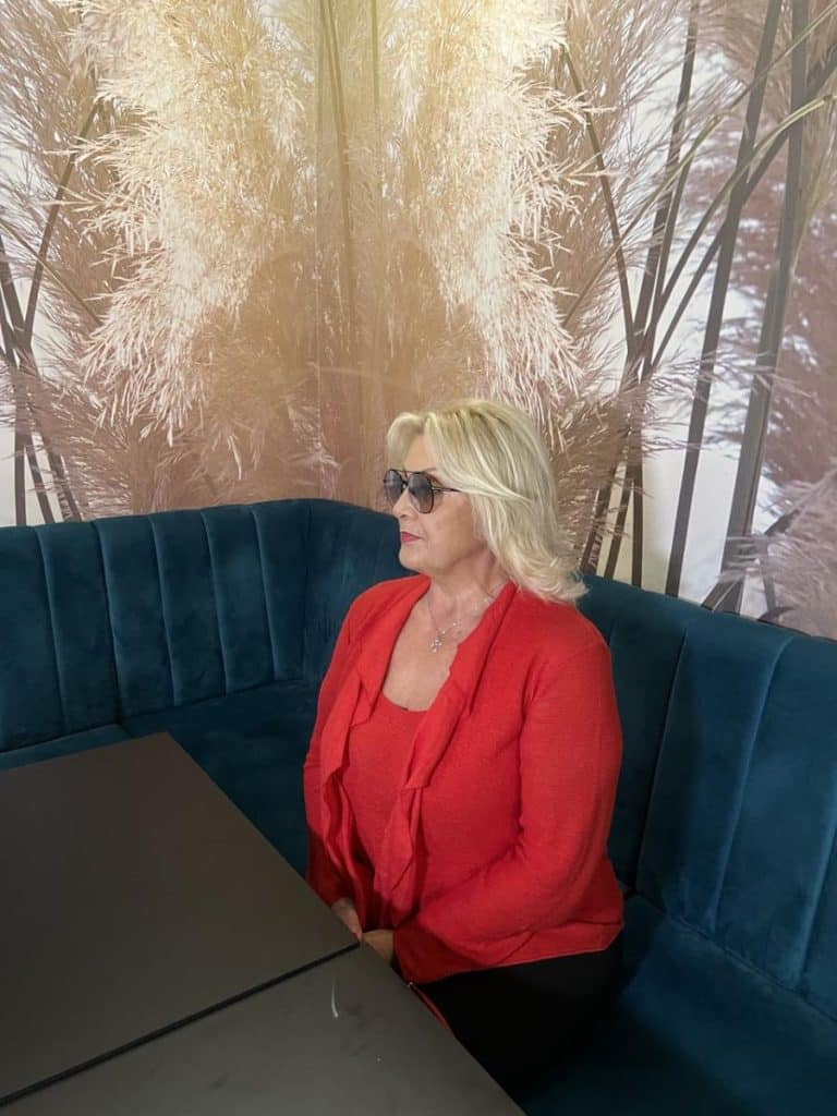 “SMETALA SU MI I MOJA DECA, LAGALA SAM IH DA IDEM DA SPAVAM, A ONDA BIH…” Snežana Đurišić izgubila brata, supruga, pa oca, a sad nikad iskrenija o tragediji