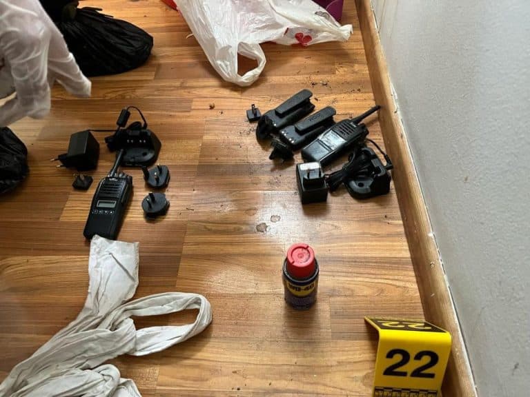 DRŽAVLJANI SRBIJE UHAPŠENI ZBOG UBISTVA ILIJE BOGDANOVIĆA NA CETINJU Pogledajte šta je policija pronašla u stanu! Izrešetali ga pred suprugom u automobilu!