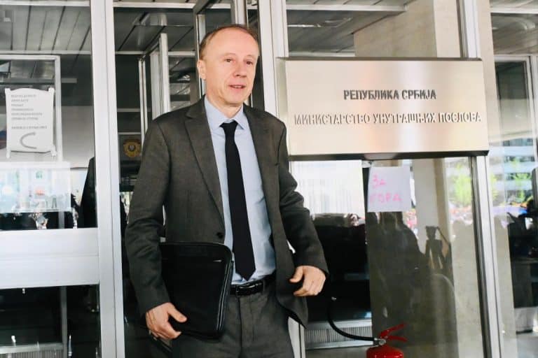 REKTOR ĐOKIĆ U POLICIJI PROMENIO PLOČU, KRIVICU SVALIO NA STUDENTE: “Nikad nisam podržao studentske blokade fakulteta, želim da se predavanja nastave što pre!”